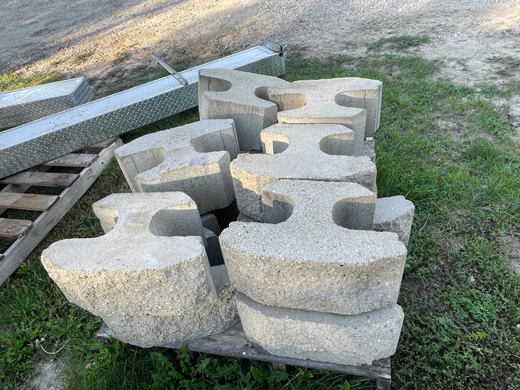 #3202-•-pallet-of-interlocking-concrete-retaining-wall-blocks-image-3