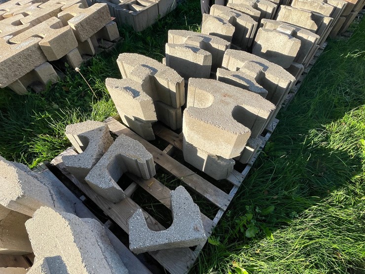 #3187-•-(3)-pallets-of-concrete-retaining-wall-blocks-image-3