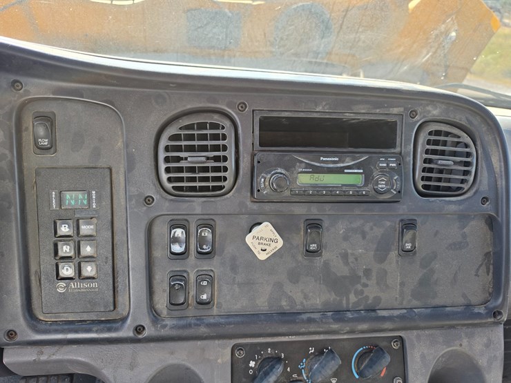 2011-freightliner-m2-106-image-78