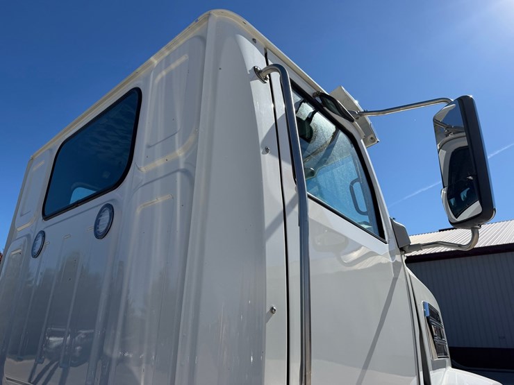 #1726-•-2019-western-star-day-cab-truck-tractor-image-28