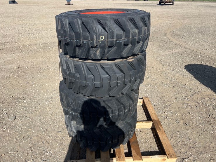 bobcat-heavy-duty-tires-image-2