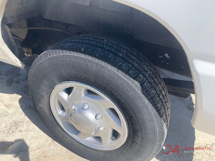 2014-ford-cargo-image-9