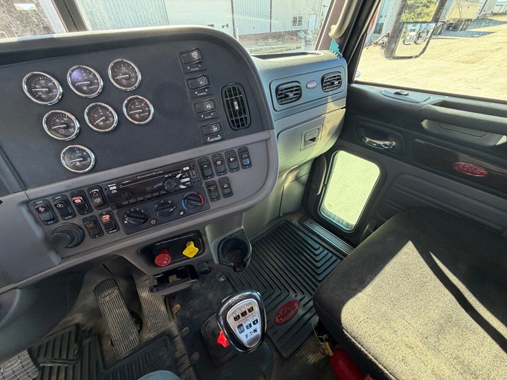 2020-peterbilt-389-image-47