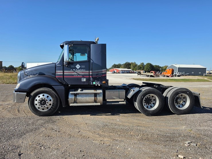 2016-freightliner-columbia-120-image-4