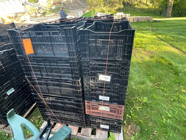 #3223-•-pallet-of-stackable-poly-crates-image-2