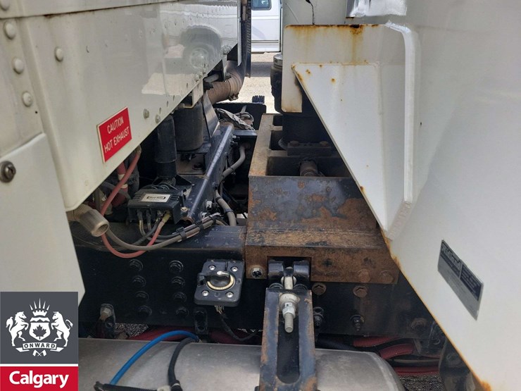 2016-freightliner-114sd-image-30