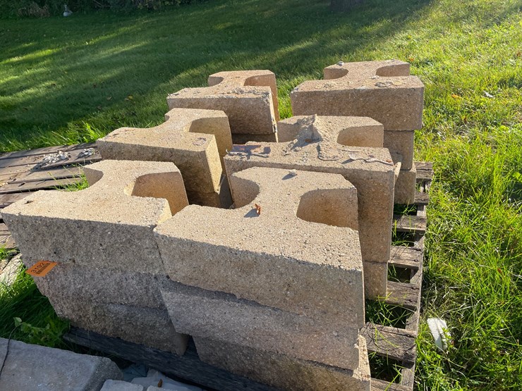 #3192-•-pallet-of-concrete-retaining-wall-blocks-image-3
