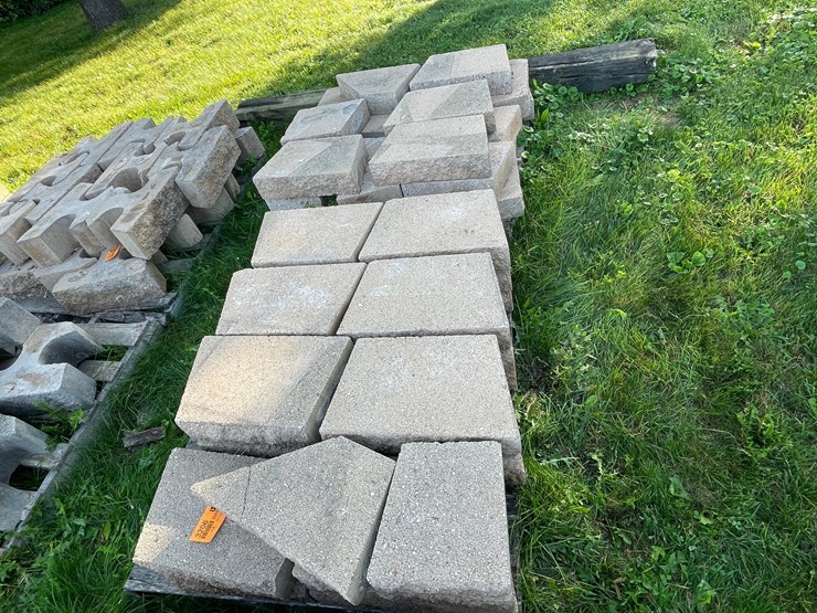 #3206-•-(2)-pallet-of-concrete-pavers-image-2