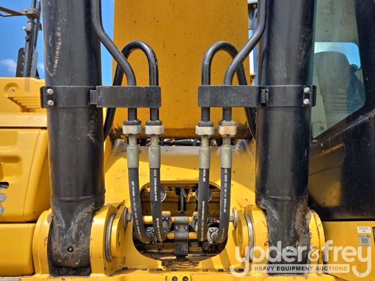 2018-caterpillar-352-image-30