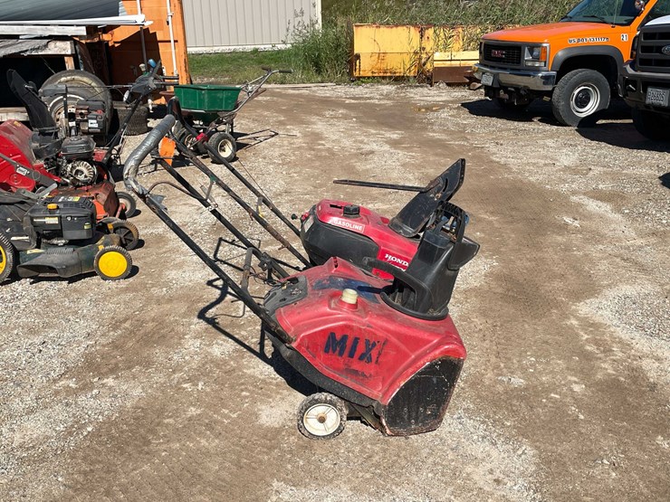 #1846-•-(2)-gas-powered-snow-blowers-for-parts-image-11