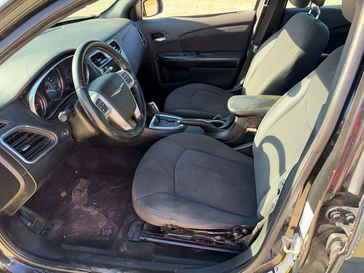 2014-chrysler-200-s-4-door-sedan-(150,748-miles)-image-10