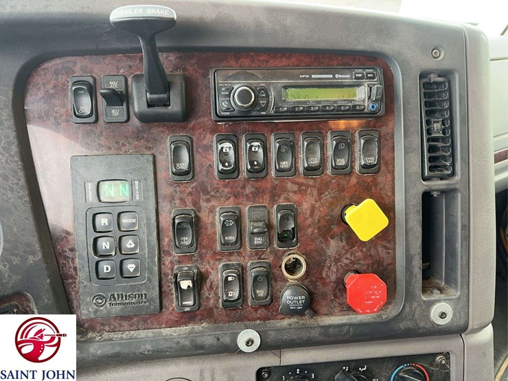 2015-freightliner-114sd-image-25