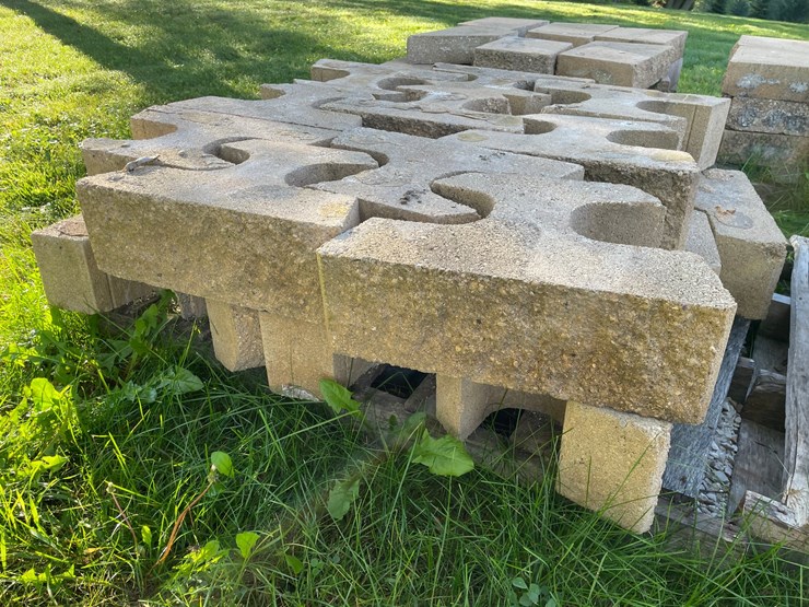 #3201-•-pallet-of-interlocking-concrete-retaining-wall-blocks-image-4