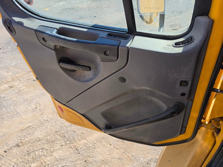 2011-freightliner-m2-106-image-86