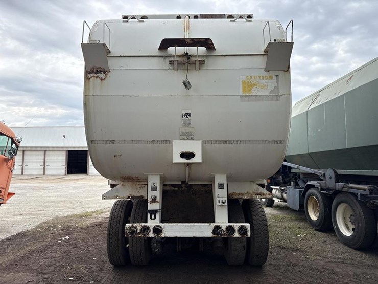 2005-peterbilt-320-image-4