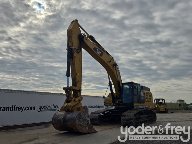 2019-caterpillar-352-image-1