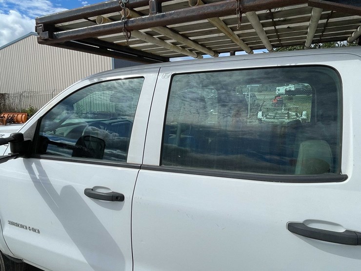 2018-chevrolet-3500-image-16