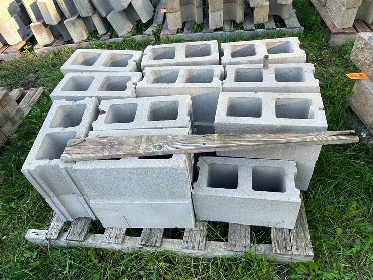 #3204-•-pallet-of-gray-concrete-cinder-blocks-image-2