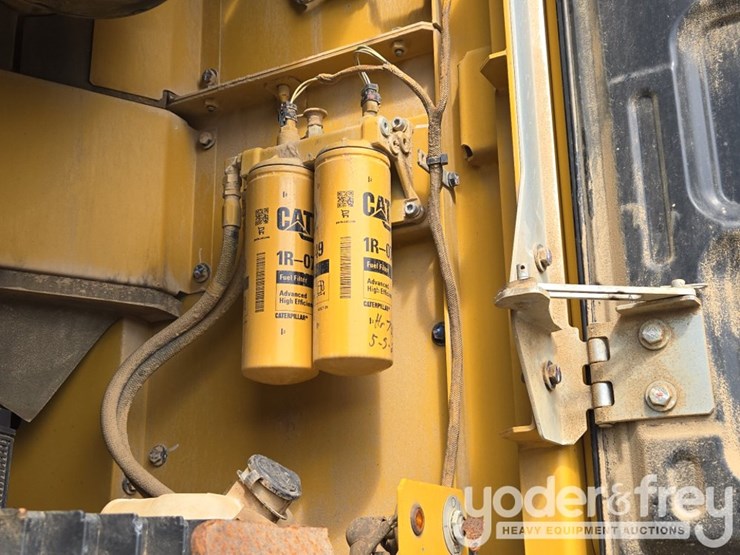 2019-caterpillar-352-image-34
