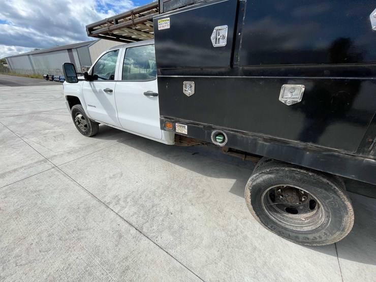 2018-chevrolet-3500-image-21