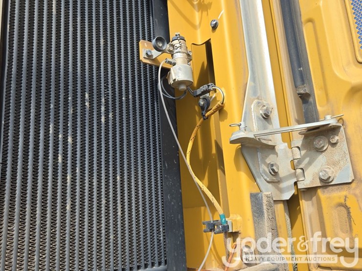 2019-caterpillar-352-image-41