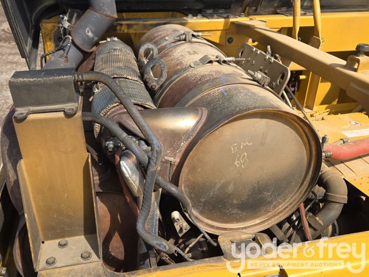 2019-caterpillar-352-image-73