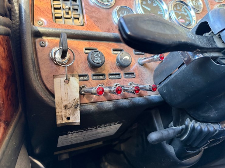 2005-peterbilt-378-image-62