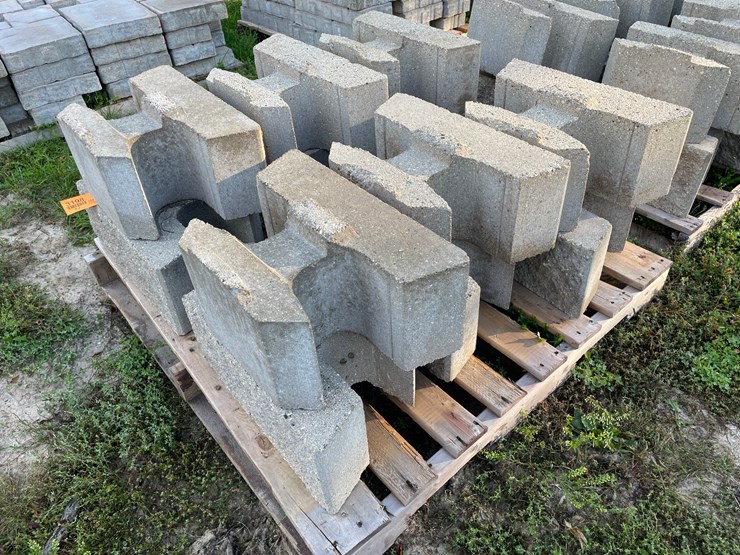 #3198-•-(2)-pallets-of-interlocking-concrete-retaining-wall-blocks-image-1