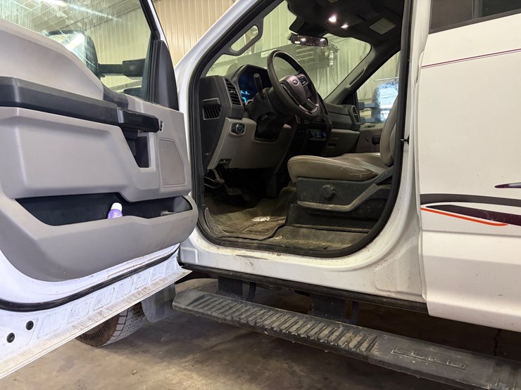2020-ford-f550-xl-image-11