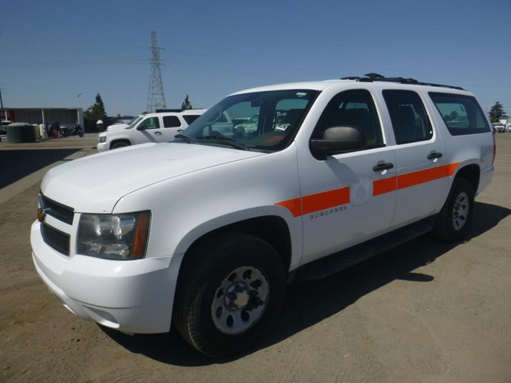 2014-chevrolet-suburban-image-2