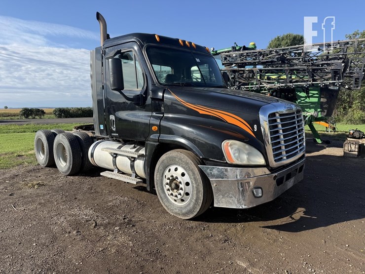 2009-freightliner-cascadia-125-image-1