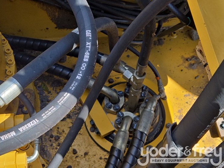 2018-caterpillar-352-image-52