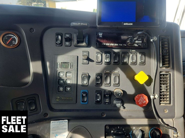 2018-freightliner-m2-106-image-20