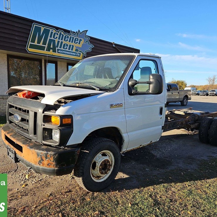 2013 Ford E-Series Dual Rear Wheel Cab & Chassis