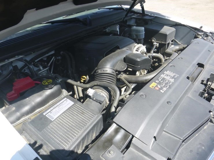 2014-chevrolet-suburban-image-12