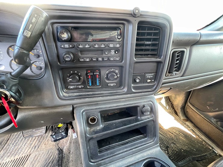 2004-gmc-2500hd-image-55