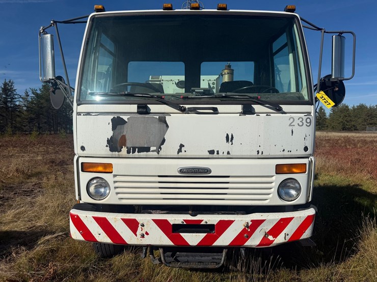 2002-freightliner-fc70-image-8