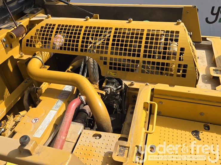 2019-caterpillar-352-image-63