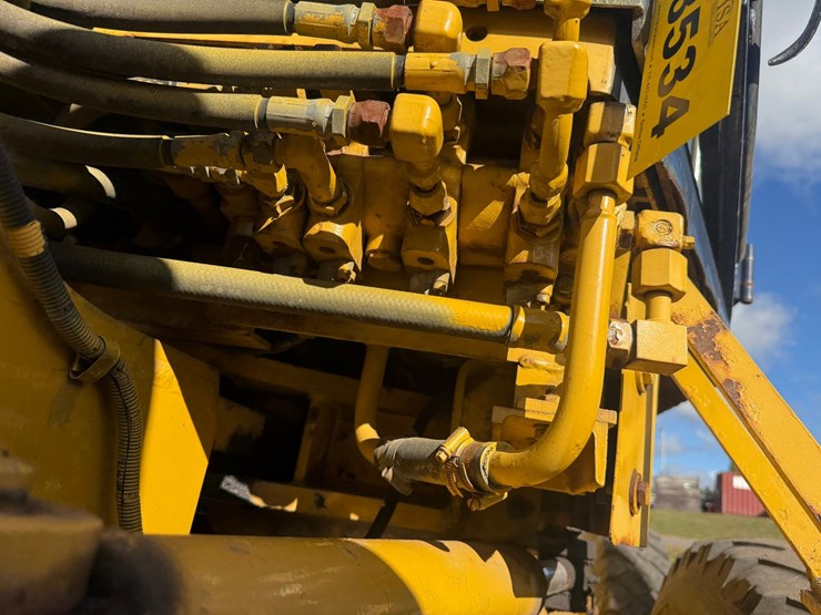 #3534-•-komatsu-gd305a-motor-grader-image-51