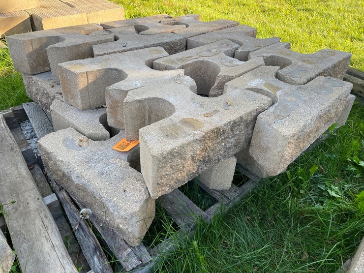 #3201-•-pallet-of-interlocking-concrete-retaining-wall-blocks-image-1