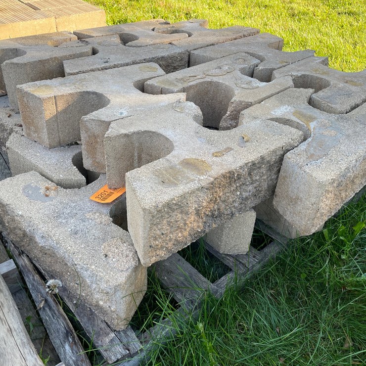 #3201 • Pallet of Interlocking Concrete Retaining Wall Blocks