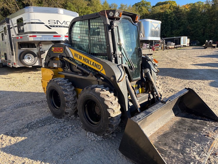 2019-new-holland-l220-image-1