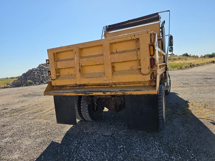 2011-freightliner-m2-106-image-12