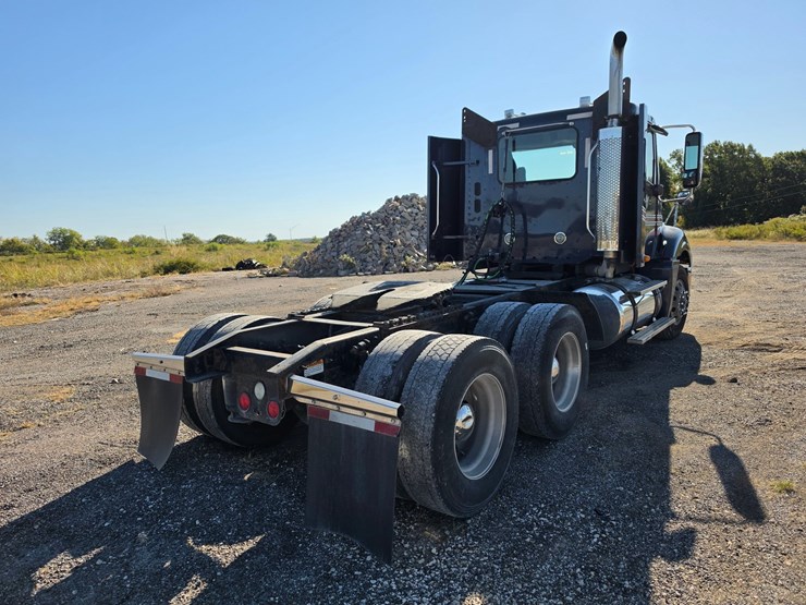 2016-freightliner-columbia-120-image-13