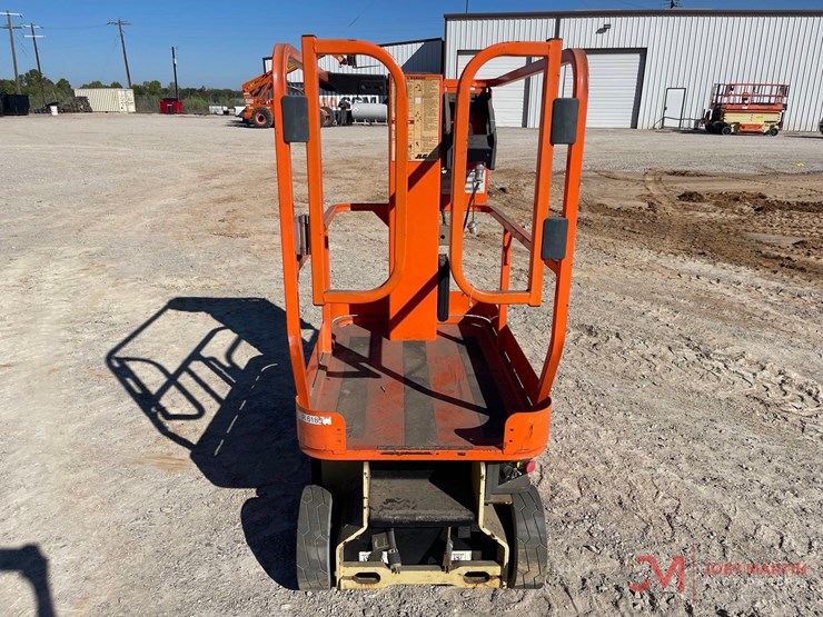 2015-jlg-1230es-image-4
