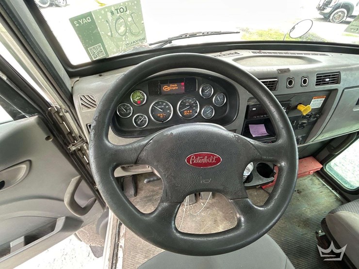 2015-peterbilt-348-image-48