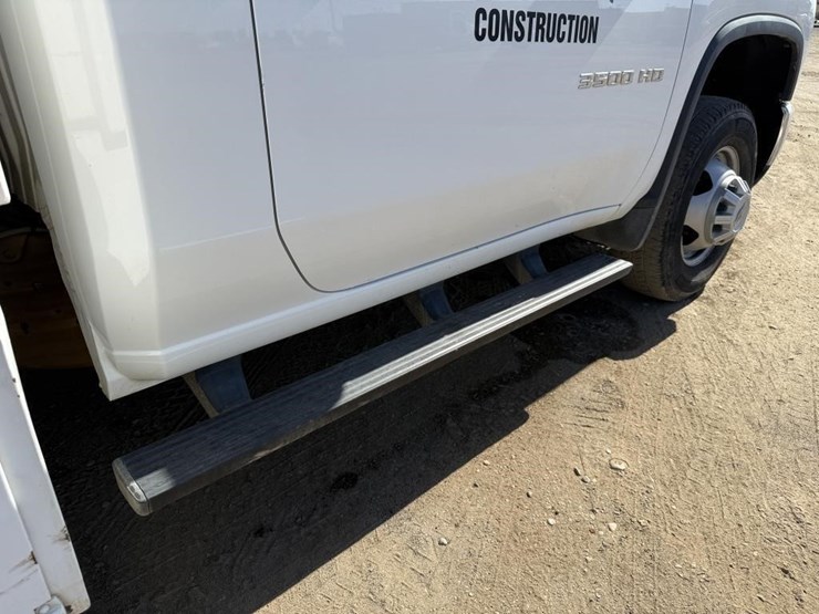 2025-chevrolet-3500-image-12