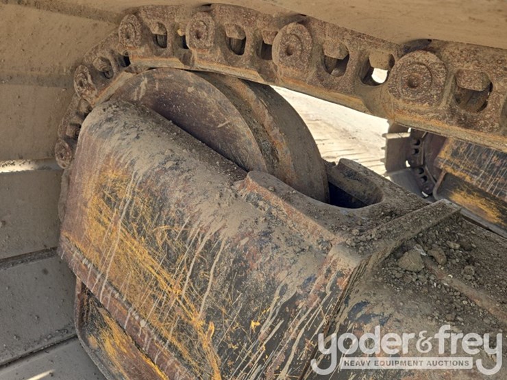 2018-caterpillar-352-image-14