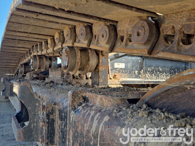 2019-caterpillar-352-image-19