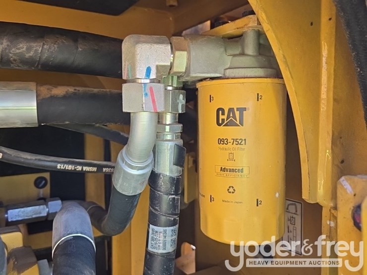 2019-caterpillar-352-image-51